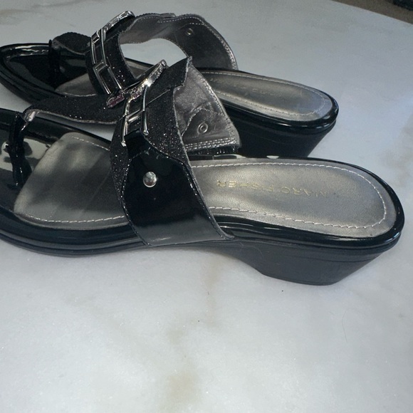 Marc Fisher black and silver sparkly thong sandals, size 7 - Picture 2 of 7